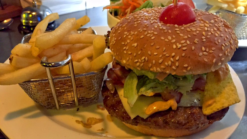 Burger Tag - Lecker Burger essen mit Pommes